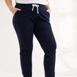 Granatowe spodnie dresowe Klara XXL OVERSIZE JESIEŃ. Spodnie dresowe damskie Moda Size Plus Iwanek, bez wzorów, z bawełny, krótkie. Za 159.90 zł.