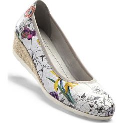 Wygodne espadryle na koturnie bonprix biały w kwiaty. Białe czółenka damskie bonprix, w kwiaty. Za 149.99 zł.