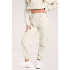 Spodnie fitness damskie Gym Glamour dresowe off. Białe spodnie dresowe damskie GYM GLAMOUR, l, bez wzorów, z dresówki. Za 189.99 zł.