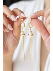 Pierres delicates Kolczyki w kolorze białym z perłami rozmiar: onesize. Białe kolczyki damskie Pierres delicates, z cyrkonią, z mosiądzu. Za 63.95 zł.