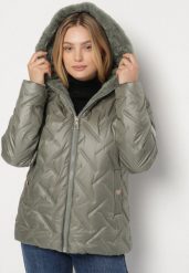 Zielona Pikowana Kurtka o Prostym Kroju z Kapturem Avilerie. Zielone kurtki damskie Born2be, plus size, bez wzorów, z jeansu, z kapturem. Za 169.99 zł.
