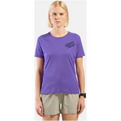 Koszulka damska Odlo ESSENTIAL PRINT T-shirt crew neck s/s. Fioletowe koszulki damskie ODLO, s, bez wzorów, bez kołnierzyka, bez ramiączek. W wyprzedaży za 179.99 zł.