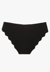 Czarne Majtki Bezszwowe Typu Figi Ozdobione Falbanką Veloti. Czarne figi Renee, bez wzorów. Za 4.99 zł.
