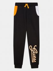 Guess Spodnie dresowe L3YQ34 KA6R3 Czarny Relaxed Fit. Czarne spodnie dresowe chłopięce Guess, z bawełny. Za 369.99 zł.