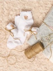 Prążkowane skarpetki z bawełną 3 pack - biały. Białe skarpetki damskie Sinsay, bez wzorów, z bawełny. W wyprzedaży za 12.99 zł.