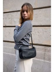 Victor & Hugo Paris Skórzana torebka "Arly" w kolorze czarnym - 23 x 13 x 8 cm rozmiar: onesize. Czarne torebki klasyczne damskie Victor & Hugo Paris, z materiału, przez ramię, bez dodatków. Za 374.19 zł.