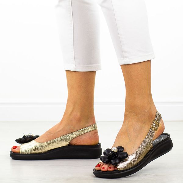 Złote płaskie sandały damskie Jezzi 24142-6. Żółte sandały damskie Jezzi, bez wzorów, ze skóry, bez obcasa, na płaskiej podeszwie, bez zapięcia. Za 199.00 zł.