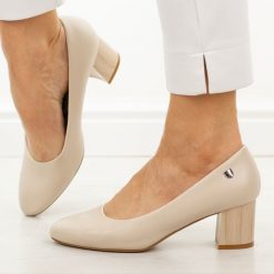 Cieliste czółenka damskie na obcasie Sergio Leone Pb404. Czółenka damskie Sergio Leone, bez wzorów, ze skóry, z okrągłym noskiem, bez obcasa, na obcasie. W wyprzedaży za 148.72 zł.