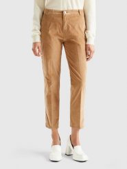 Benetton Spodnie chino w kolorze beżowym rozmiar: 38. Brązowe spodnie materiałowe damskie Benetton, bez wzorów. Za 96.60 zł.