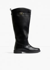 Kozaki ze sprzączką. Czarne kozaki damskie bonprix, bez obcasa, bez zapięcia. Za 219.99 zł.