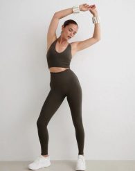 Damskie legginsy dłuższe, wysoki stan, invisible scrunch Shape Seamless zielone. Zielone legginsy damskie Aim'n, s, bez wzorów, z dzianiny, z podwyższonym stanem, na fitness i siłownię. Za 305.00 zł.