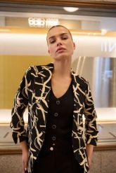 Marynarka z marszczonymi rękawami 3/4 czarna. Czarne marynarki i żakiety damskie MOODO, m, bez wzorów, z elastanu. Za 189.99 zł.