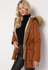Brązowa Kurtka Parka z Kapturem i Futerkiem Nemilia. Brązowe kurtki damskie Born2be, s, z kapturem. Za 129.99 zł.