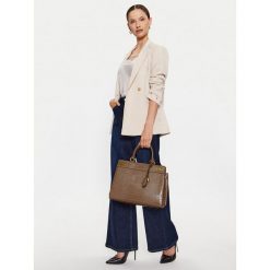 Torebka Guess. Brązowe torebki klasyczne damskie Guess, bez dodatków. Za 819.99 zł.