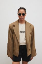 Marynarka o prostym kroju w kolorze LIGHT KHAKI - RICHMOND. Brązowe marynarki i żakiety damskie Marsala, bez wzorów, z bawełny, eleganckie. Za 599.90 zł.