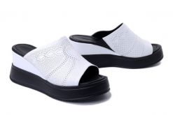 ARTIKER RELAKS 54C0381 biały, klapki damskie. Białe klapki damskie Artiker Relaks, bez wzorów, ze skóry, bez obcasa, na koturnie, bez zapięcia. Za 174.93 zł.