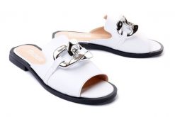 ARTIKER RELAKS 50C0475 biały, klapki damskie. Białe klapki damskie Artiker Relaks, bez wzorów, ze skóry, bez obcasa, na obcasie, bez zapięcia. Za 129.95 zł.