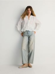 Jeansy balloon z efektem sprania - niebieski. Niebieskie jeansy damskie Reserved. W wyprzedaży za 69.99 zł.