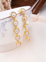 L'Atelier de Gaia Pozłacane kolczyki-wkrętki z perłami rozmiar: onesize. Białe kolczyki damskie L'Atelier de Gaia, z perłą, pozłacane. Za 177.32 zł.