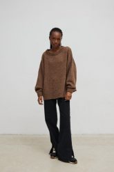 Sweter oversize z bufiastymi rękawami w kolorze LIGHT BROWN - RIVERO-UNI. Brązowe swetry klasyczne damskie Marsala, na lato, z wełny, bez kołnierzyka. Za 249.90 zł.