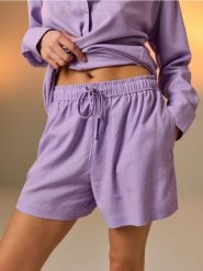 Szorty z domieszką lnu - fioletowy. Fioletowe spodenki sportowe damskie Sinsay, l, bez wzorów. W wyprzedaży za 24.99 zł.