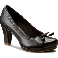 Półbuty CLARKS - Chorus Bombay 261243304 Black Leather. Czarne czółenka damskie Clarks, z materiału, na obcasie. W wyprzedaży za 249.00 zł.