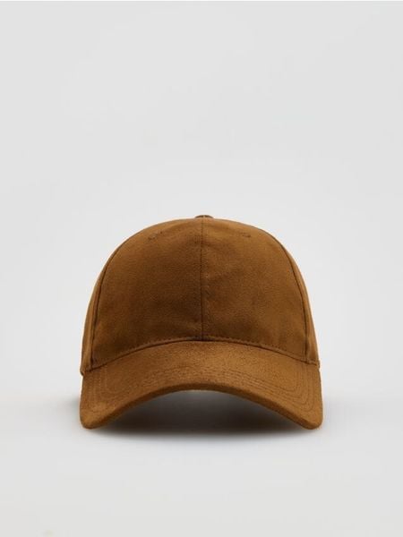 Czapka z daszkiem - karminowy. Czerwone czapki z daszkiem damskie Reserved, bez wzorów. W wyprzedaży za 39.99 zł.