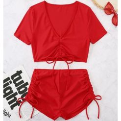 Strój kąpielowy z szortami i crop topem szybkoschnący na plażę Rutt. Czerwone stroje jednoczęściowe Intica, bez wzorów, z materiału. Za 129.00 zł.