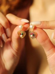 Pierres delicates Pozłacane kolczyki-wkrętki z perłami i kryształami rozmiar: onesize. Białe kolczyki damskie Pierres delicates, z kryształem, pozłacane. Za 39.99 zł.