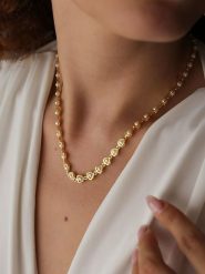 L'Atelier de Gaia Pozłacany naszyjnik z elementami ozdobnymi - dł. 47 cm rozmiar: onesize. Białe naszyjniki damskie L'Atelier de Gaia, z perłą, pozłacane. Za 88.64 zł.