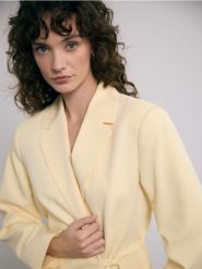 Marynarka z wiązaniem - jasnożółty. Żółte marynarki i żakiety damskie Reserved, l, bez wzorów, z tkaniny. Za 199.99 zł.