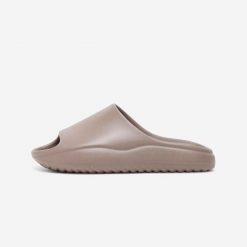 Klapki Unisex Slide. Niebieskie klapki damskie Decathlon, bez wzorów, bez obcasa, bez zapięcia. Za 119.99 zł.
