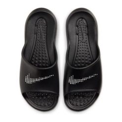 Klapki basenowe damskie Nike Victori One Slide. Czarne klapki damskie Nike, bez wzorów, z materiału, bez obcasa, bez zapięcia. Za 259.99 zł.