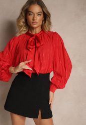 Czerwona Tłoczona Bluzka o Koszulowym Kroju z Ozdobnym Wiązaniem Sepalea. Czerwone bluzki damskie Renee, m, bez wzorów, z jeansu, eleganckie, bez kołnierzyka, bez ramiączek. Za 59.99 zł.