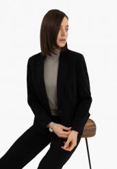 Czarna marynarka JB-MALIRA. Czarne marynarki i żakiety damskie Volcano, s, bez wzorów, klasyczne. Za 249.99 zł.