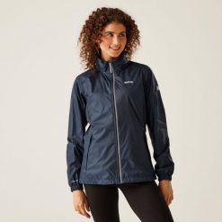 Damska kurtka trekkingowa przeciwdeszczowa Corinne IV. Czerwone kurtki damskie Regatta, bez wzorów, z softshellu, bez kaptura. W wyprzedaży za 229.99 zł.