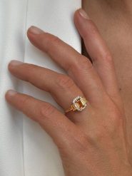 Les Petites Précieuses Pozłacany pierścionek z cyrkonią i szmaragdem rozmiar: 60. Żółte pierścionki damskie Les Petites Précieuses, z cyrkonią, pozłacane. Za 217.99 zł.