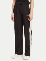 Guess Spodnie dresowe V5GB12 KCRU2 Czarny Regular Fit. Czarne spodnie dresowe damskie Guess, s, z aplikacjami, z dresówki. Za 379.99 zł.