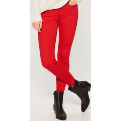 Jeansy super skinny - Czerwony. Czerwone jeansy damskie Mohito. Za 99.99 zł.