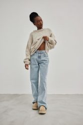 Spodnie jeansowe z szerokimi nogawkami w kolorze LIGHT DENIM - MANHATTAN-XS. Białe spodnie materiałowe damskie Marsala, z aplikacjami, z denimu. Za 459.90 zł.