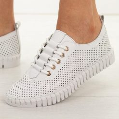 Białe ażurowe skórzane półbuty damskie Cambell 19435. Białe półbuty damskie Cambell, na jesień, w ażurowe wzory, z jeansu, bez obcasa, na płaskiej podeszwie, bez zapięcia. Za 219.00 zł.