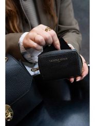 Victor & Hugo Paris Skórzany portfel "Riley" w kolorze czarnym - 15 x 10 x 3 cm rozmiar: onesize. Czarne portfele damskie Victor & Hugo Paris, bez wzorów, z materiału. Za 150.02 zł.