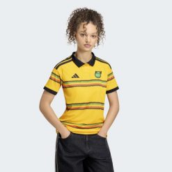 Koszulka domowa Jamajka 26 x Bob Marley. Żółte bluzki damskie Adidas, bez wzorów, sportowe, bez kołnierzyka, bez ramiączek. Za 439.00 zł.