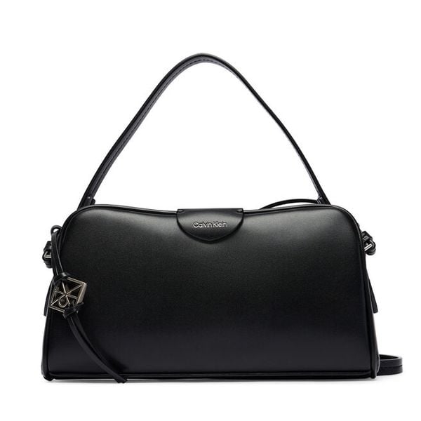 Torebka Calvin Klein. Czarne torebki klasyczne damskie Calvin Klein, bez dodatków. Za 293.99 zł.