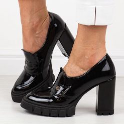 Czarne lakierowane Polskie mokasyny damskie na słupku, loafersy Deoni. Czarne mokasyny damskie Deoni, z lakierowanej skóry, bez obcasa. Za 299.00 zł.