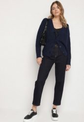 Granatowe Klasyczne Jeansy o Kroju Mom Fit Amartia. Niebieskie jeansy damskie Born2be, bez wzorów, z jeansu. Za 109.99 zł.