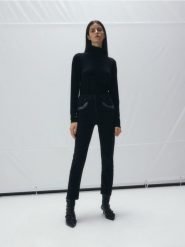 Jeansy boyfriend slim z cekinami - czarny. Czarne jeansy damskie Reserved. W wyprzedaży za 89.99 zł.