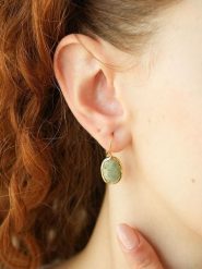 L'Atelier de Gaia Pozłacane kolczyki z akwamarynami rozmiar: onesize. Zielone kolczyki damskie L'Atelier de Gaia, z akwamarynem, pozłacane, z zapięciem typu bigiel. Za 87.40 zł.