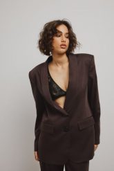 Klasyczna marynarka w kolorze DARK BROWN - MOSELLE-M. Brązowe marynarki i żakiety damskie Marsala, m, bez wzorów, z jeansu, eleganckie. Za 699.90 zł.