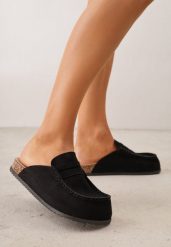 Czarne Klapki Mule na Podeszwie z Korka z Ozdobnymi Przeszyciami Chionessa. Czarne klapki damskie Renee, bez wzorów, bez obcasa, na płaskiej podeszwie, bez zapięcia. Za 79.99 zł.